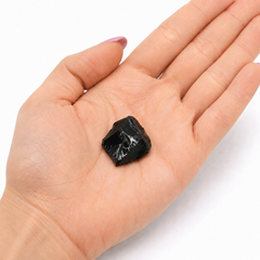 Cristal Brut Obsidian Negru Mediu pentru protecție, împământare și claritate interioară