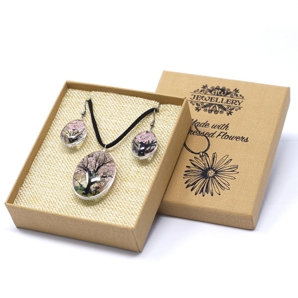 Set bijuterii spirituale Arborele Vieții cu flori presate roz - colier și cercei handmade în cutie cadou
