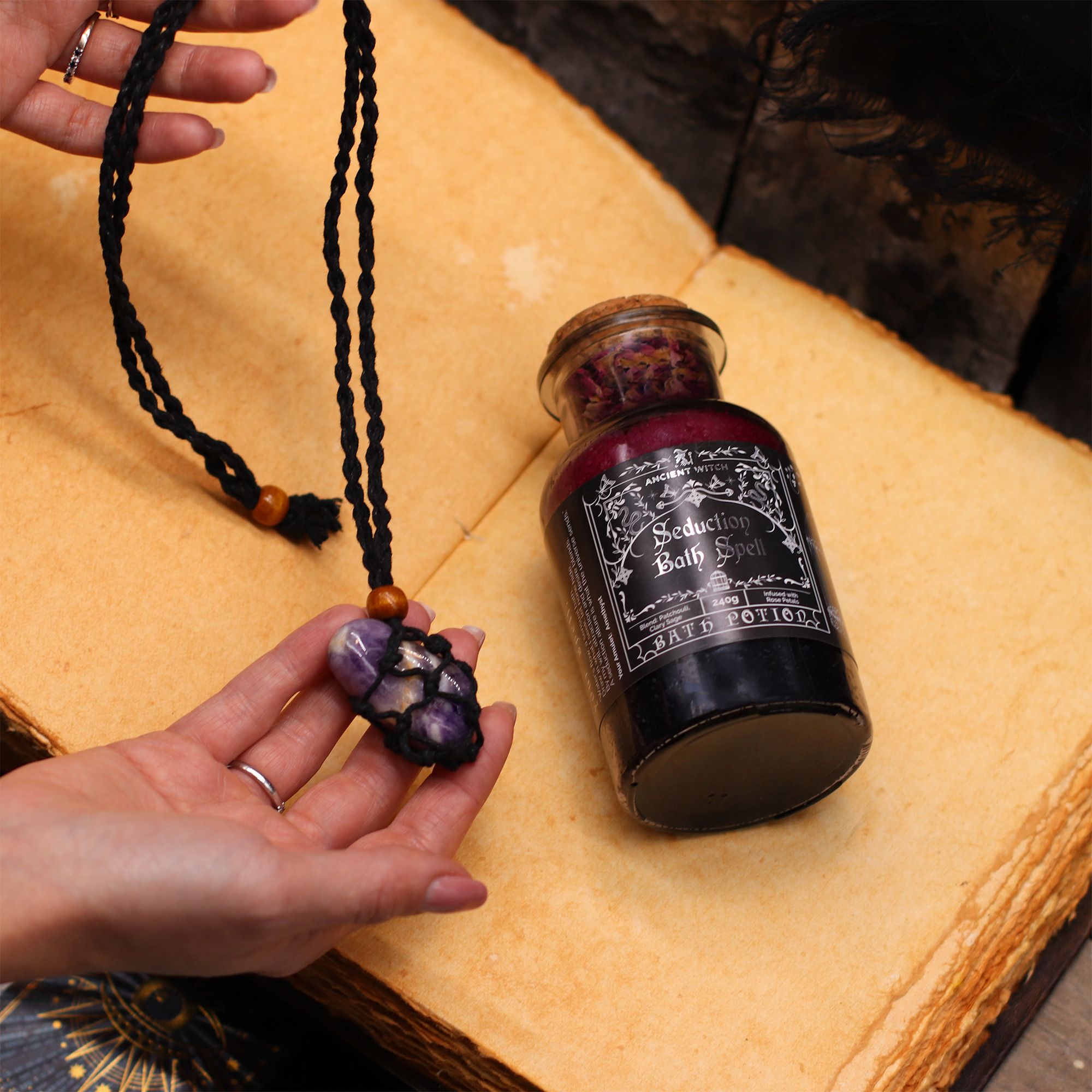 Amestec sare de baie Ancient Witch pentru Curățare Energetică, cu Cristal de Stâncă, 490 g
