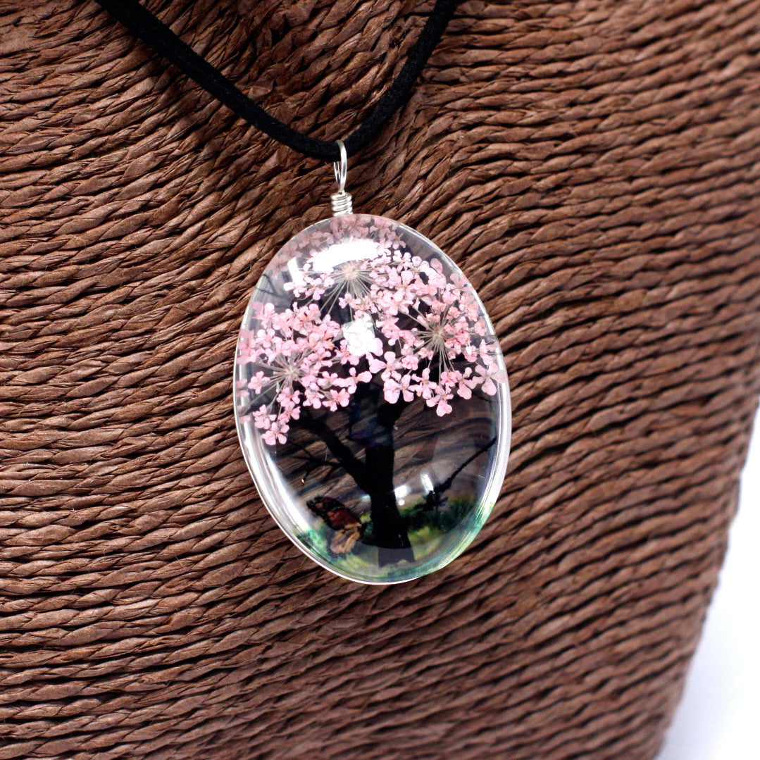 Set bijuterii spirituale Arborele Vieții cu flori presate roz - colier și cercei handmade în cutie cadou
