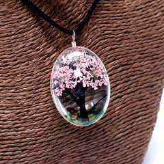 Set bijuterii spirituale Arborele Vieții cu flori presate roz - colier și cercei handmade în cutie cadou